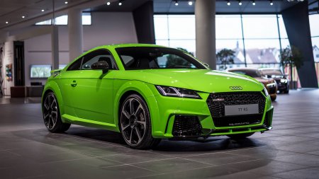 - Audi TT RS   ,  